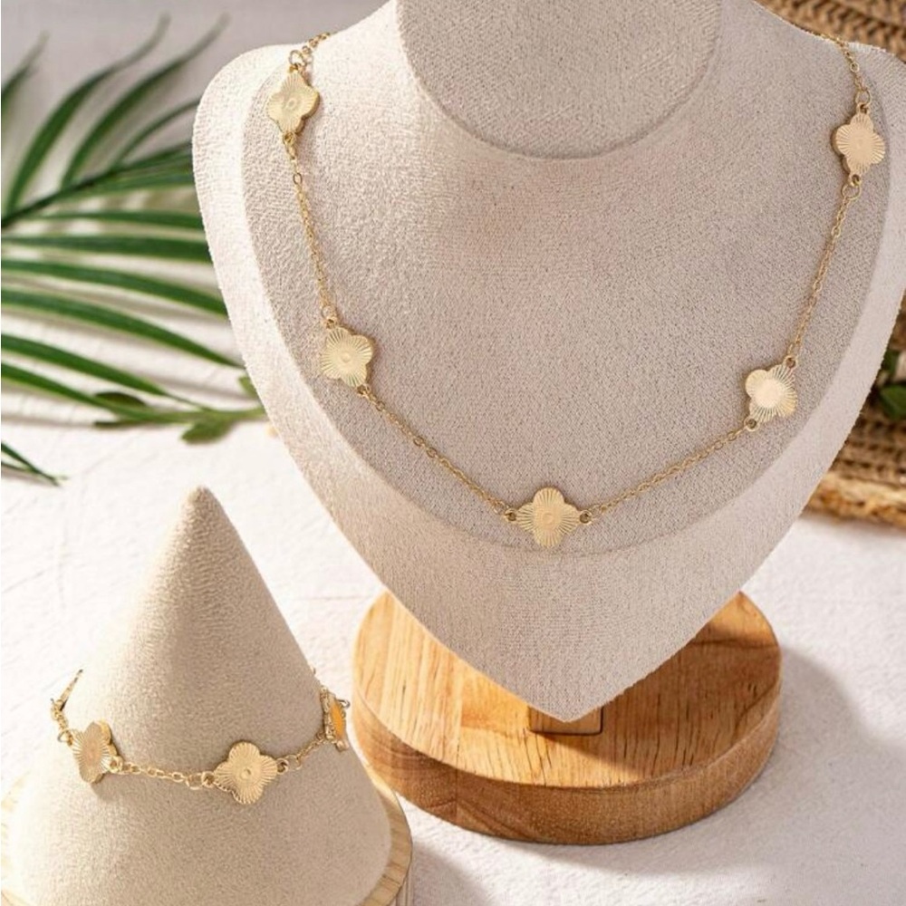 Elegant Gold Clover Necklace